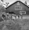 ÖSK:s klubbhus Strömsborg, vid Svartån.
 Här jobbar bandygrabbar med tomten.