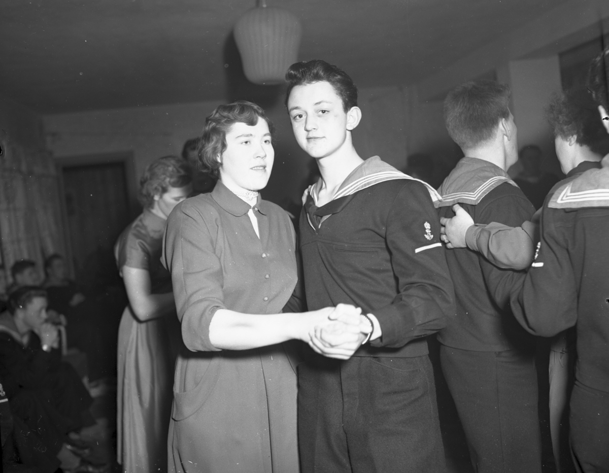 Vardens arkiv. "120 gjester på Morgedal Turisthotell"  24.02.1954