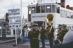 Blåsorkester framför S/S DROTTNINGHOLM vid återinvigning 1980