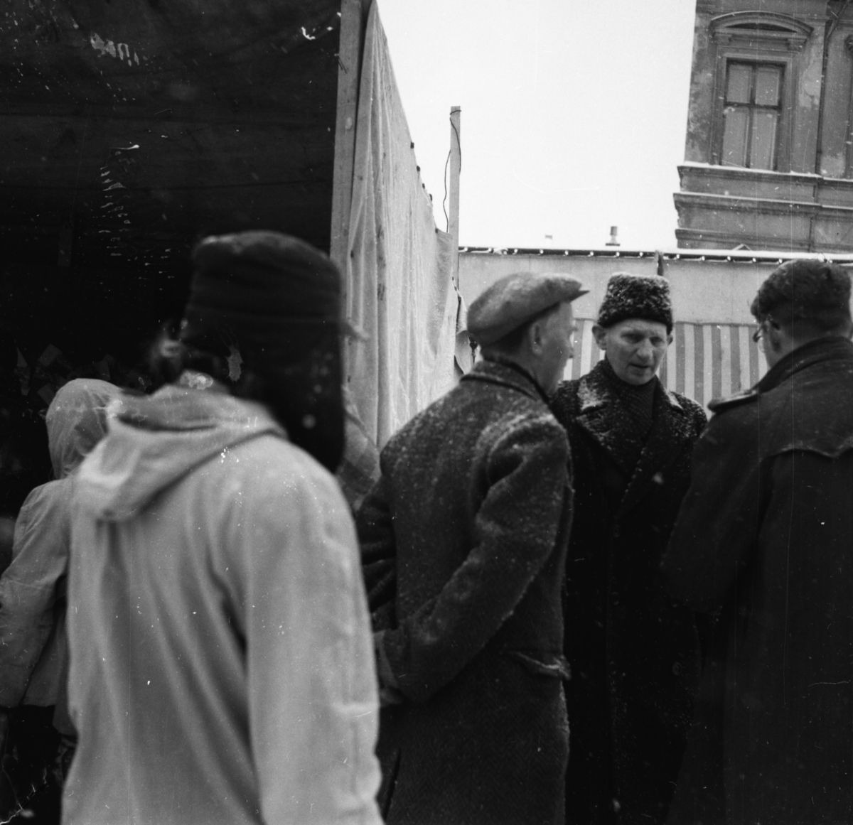 Vardens arkiv. "Marken åpnes"  23.02.1954