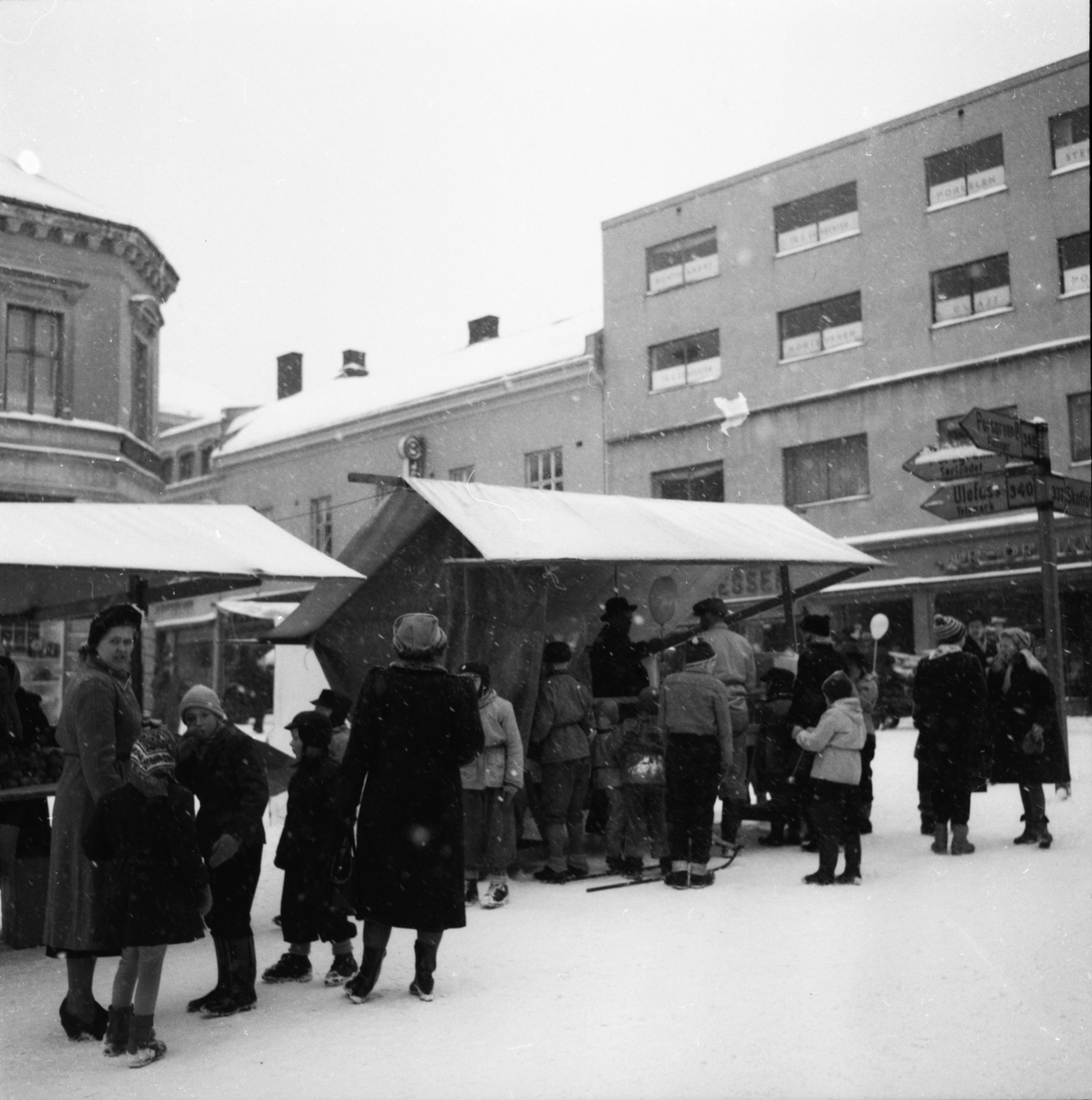 Vardens arkiv. "Marken åpnes"  23.02.1954