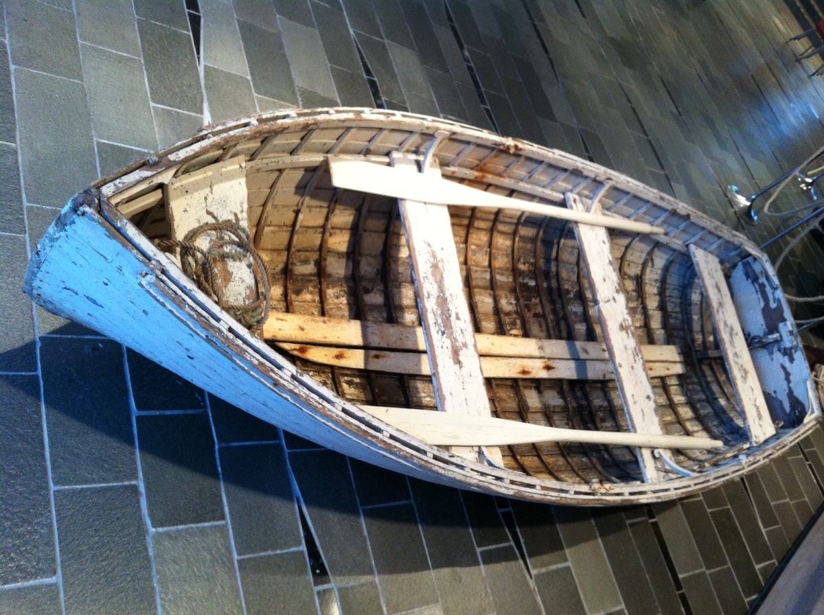 Livbåt med to par årar og ein åregaffel.