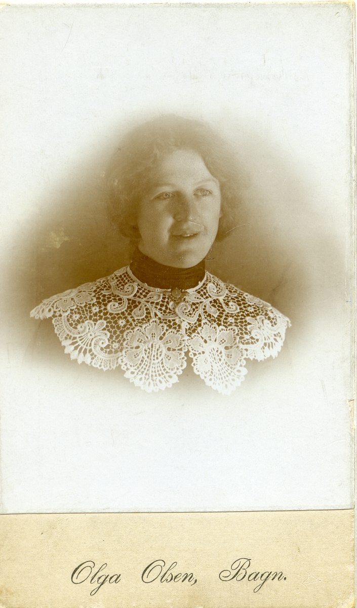 Portretter av Ragnhild Knutsen.