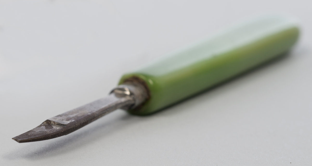 Manikyrsett med opprinnelig tolv deler i tillegg til etuiet. Etuiet har en kjerne av papp, dekket av kunstig skinn. Trykklås av metall. Etuiet kan brettes helt ut, endeveggene er stive. Innsiden har dekke av lys brungrønn fløyel, hver side har holder til tre deler av manikyrsettet. Jadegrønn finish på de ulike manikyrdelene.