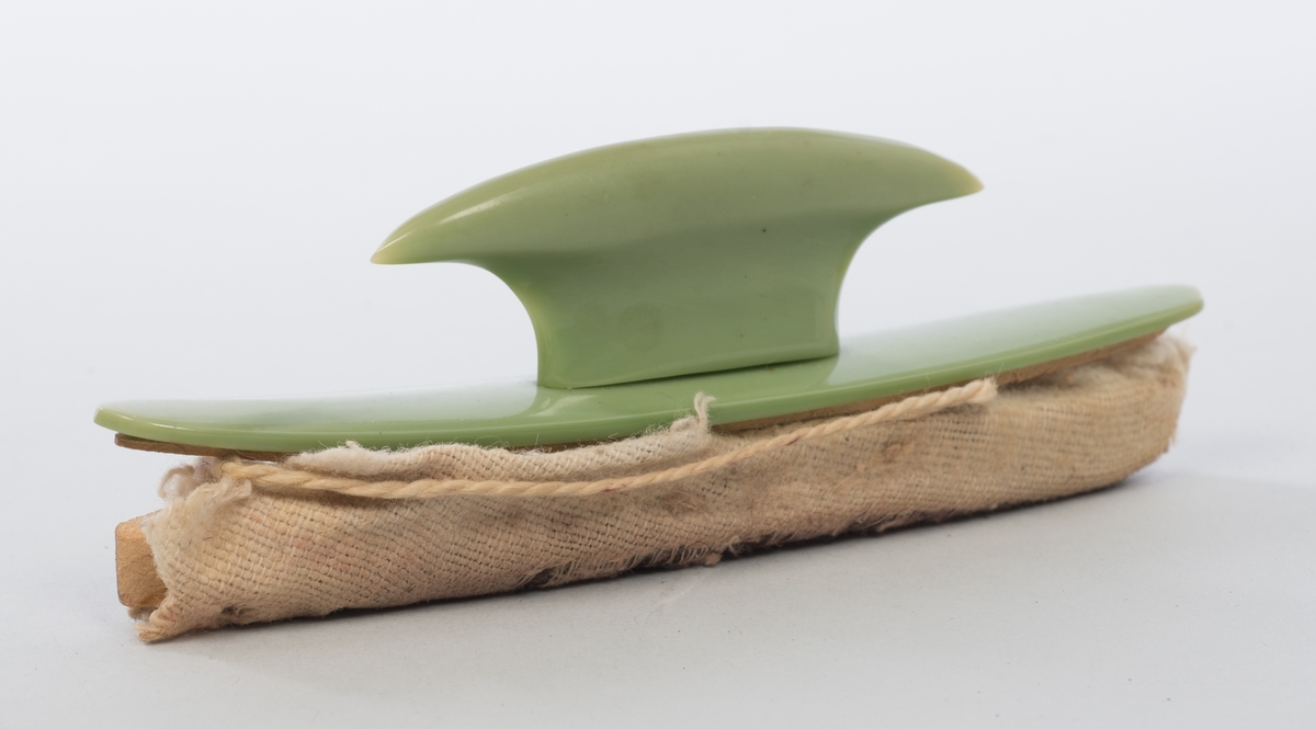 Manikyrsett med opprinnelig tolv deler i tillegg til etuiet. Etuiet har en kjerne av papp, dekket av kunstig skinn. Trykklås av metall. Etuiet kan brettes helt ut, endeveggene er stive. Innsiden har dekke av lys brungrønn fløyel, hver side har holder til tre deler av manikyrsettet. Jadegrønn finish på de ulike manikyrdelene.