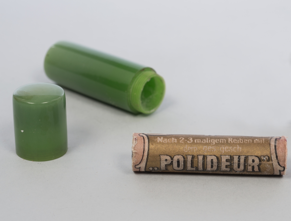 Manikyrsett med opprinnelig tolv deler i tillegg til etuiet. Etuiet har en kjerne av papp, dekket av kunstig skinn. Trykklås av metall. Etuiet kan brettes helt ut, endeveggene er stive. Innsiden har dekke av lys brungrønn fløyel, hver side har holder til tre deler av manikyrsettet. Jadegrønn finish på de ulike manikyrdelene.