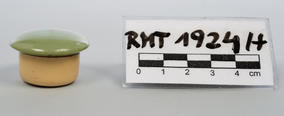 Manikyrsett med opprinnelig tolv deler i tillegg til etuiet. Etuiet har en kjerne av papp, dekket av kunstig skinn. Trykklås av metall. Etuiet kan brettes helt ut, endeveggene er stive. Innsiden har dekke av lys brungrønn fløyel, hver side har holder til tre deler av manikyrsettet. Jadegrønn finish på de ulike manikyrdelene.