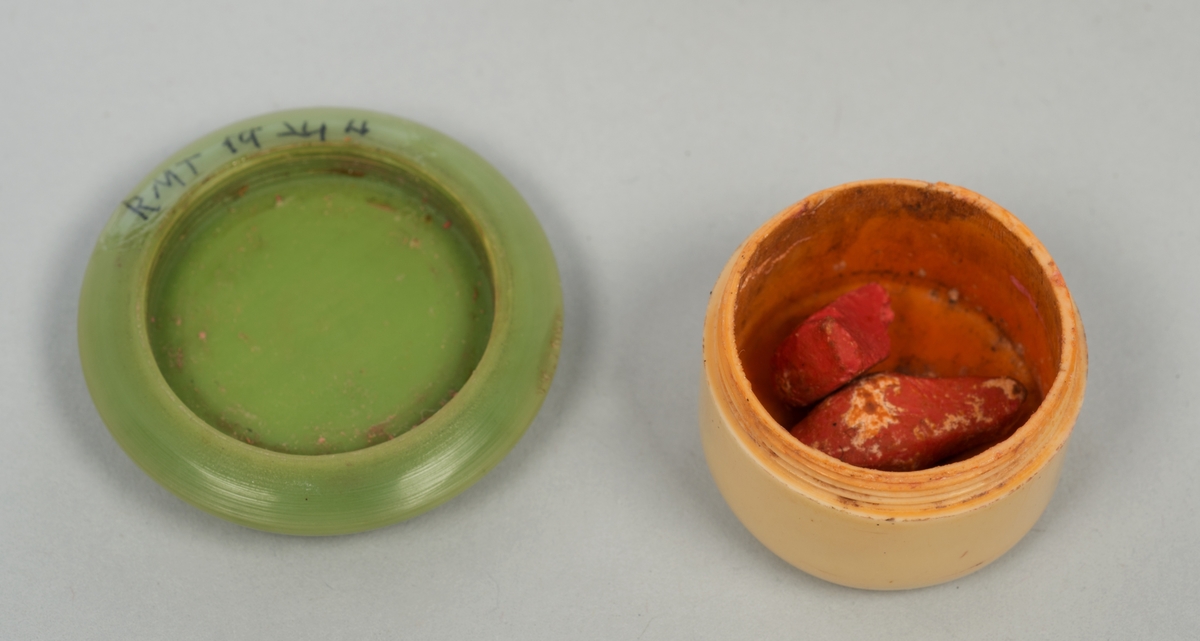 Manikyrsett med opprinnelig tolv deler i tillegg til etuiet. Etuiet har en kjerne av papp, dekket av kunstig skinn. Trykklås av metall. Etuiet kan brettes helt ut, endeveggene er stive. Innsiden har dekke av lys brungrønn fløyel, hver side har holder til tre deler av manikyrsettet. Jadegrønn finish på de ulike manikyrdelene.