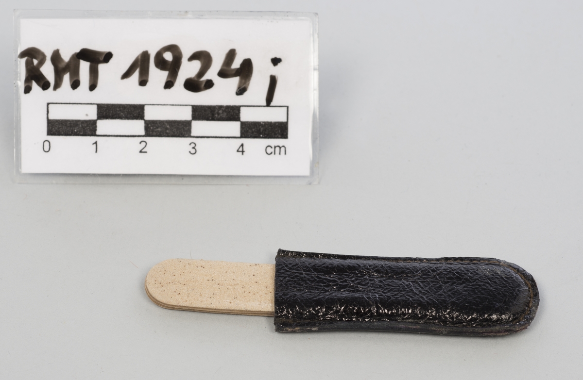 Manikyrsett med opprinnelig tolv deler i tillegg til etuiet. Etuiet har en kjerne av papp, dekket av kunstig skinn. Trykklås av metall. Etuiet kan brettes helt ut, endeveggene er stive. Innsiden har dekke av lys brungrønn fløyel, hver side har holder til tre deler av manikyrsettet. Jadegrønn finish på de ulike manikyrdelene.