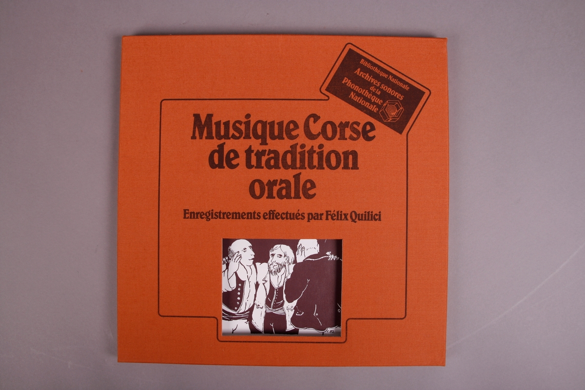 Plateomslag i form av en eske i oransje stoff, tre grammofonplater i svart vinyl som ligger i papirlommer, samt et hefte. I tillegg et klistremerke inne i  esken.