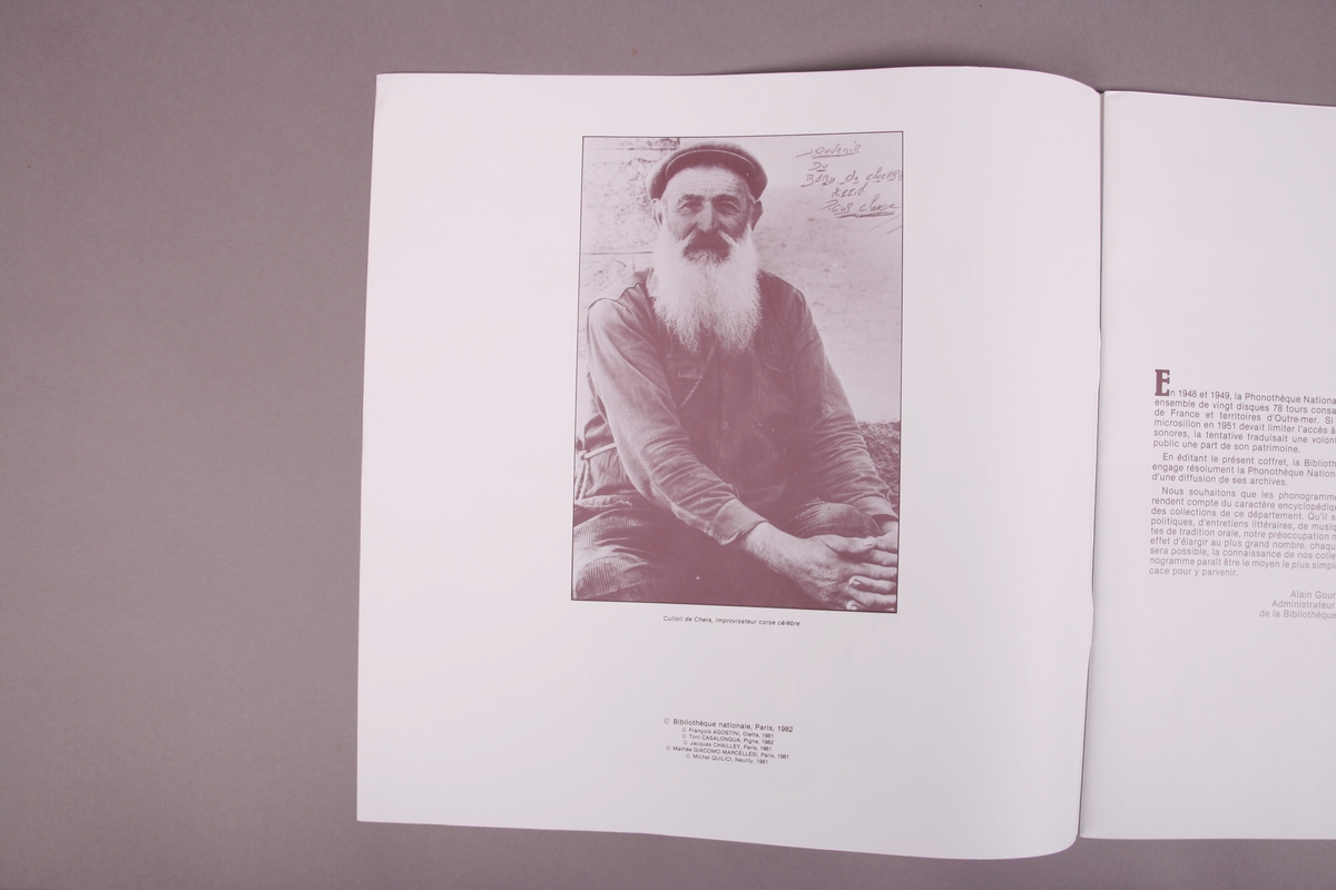 Plateomslag i form av en eske i oransje stoff, tre grammofonplater i svart vinyl som ligger i papirlommer, samt et hefte. I tillegg et klistremerke inne i  esken.