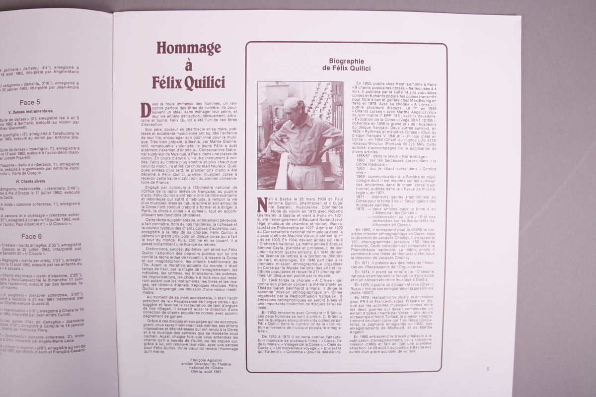 Plateomslag i form av en eske i oransje stoff, tre grammofonplater i svart vinyl som ligger i papirlommer, samt et hefte. I tillegg et klistremerke inne i  esken.