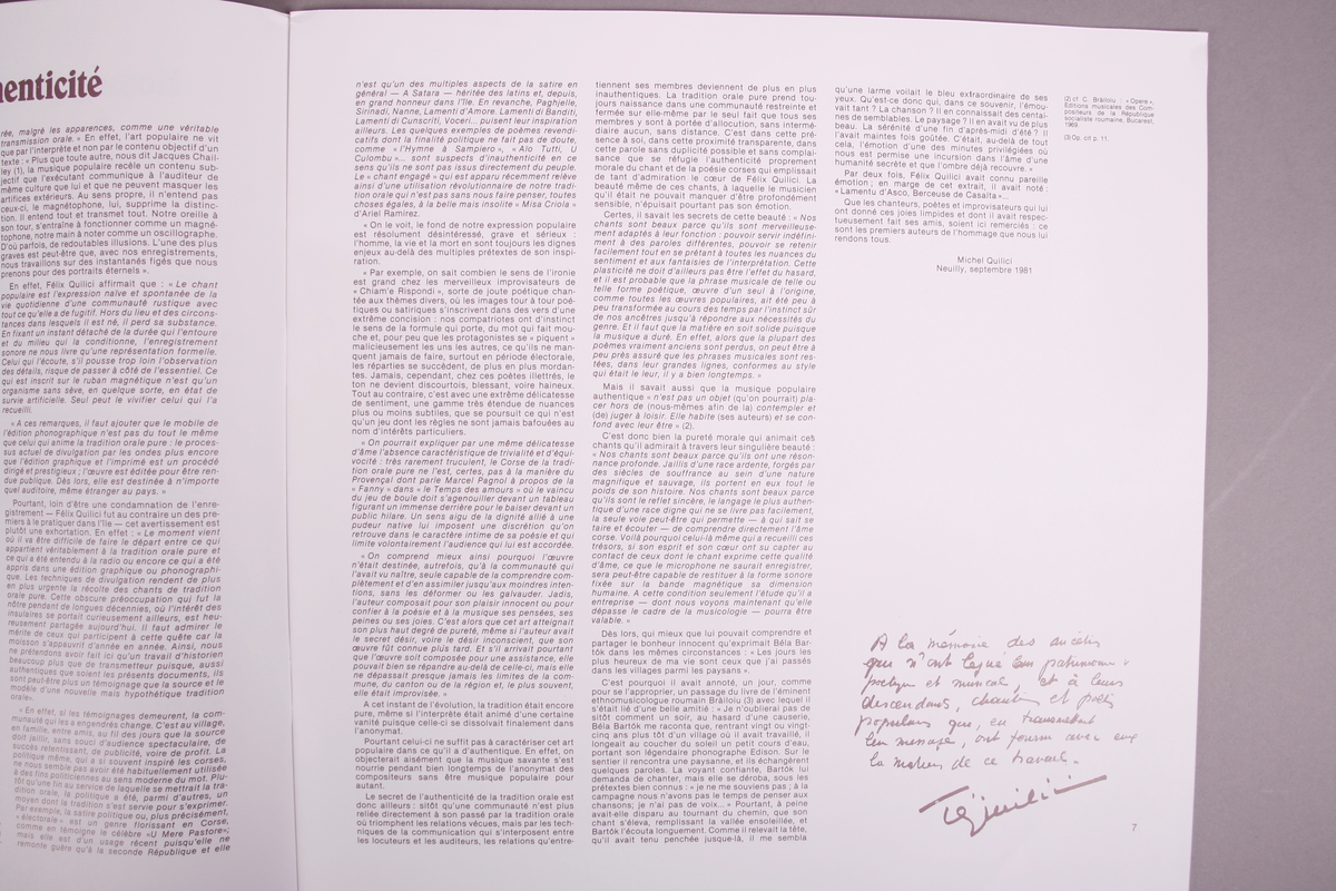 Plateomslag i form av en eske i oransje stoff, tre grammofonplater i svart vinyl som ligger i papirlommer, samt et hefte. I tillegg et klistremerke inne i  esken.