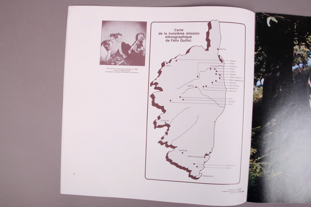 Plateomslag i form av en eske i oransje stoff, tre grammofonplater i svart vinyl som ligger i papirlommer, samt et hefte. I tillegg et klistremerke inne i  esken.