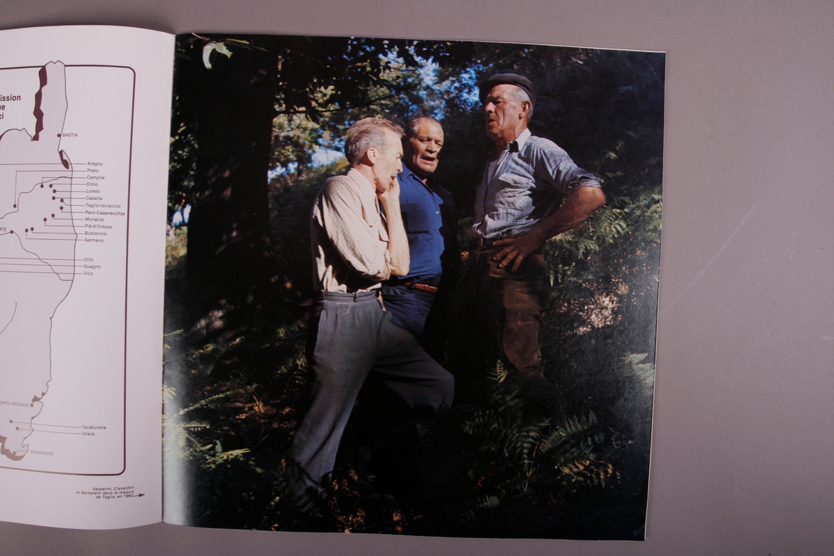 Plateomslag i form av en eske i oransje stoff, tre grammofonplater i svart vinyl som ligger i papirlommer, samt et hefte. I tillegg et klistremerke inne i  esken.