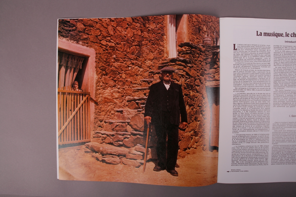 Plateomslag i form av en eske i oransje stoff, tre grammofonplater i svart vinyl som ligger i papirlommer, samt et hefte. I tillegg et klistremerke inne i  esken.