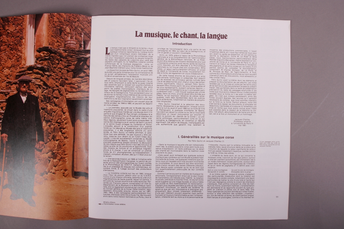 Plateomslag i form av en eske i oransje stoff, tre grammofonplater i svart vinyl som ligger i papirlommer, samt et hefte. I tillegg et klistremerke inne i  esken.