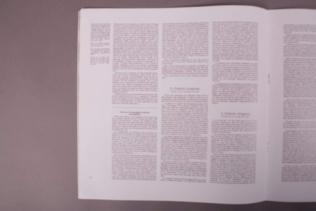 Plateomslag i form av en eske i oransje stoff, tre grammofonplater i svart vinyl som ligger i papirlommer, samt et hefte. I tillegg et klistremerke inne i  esken.