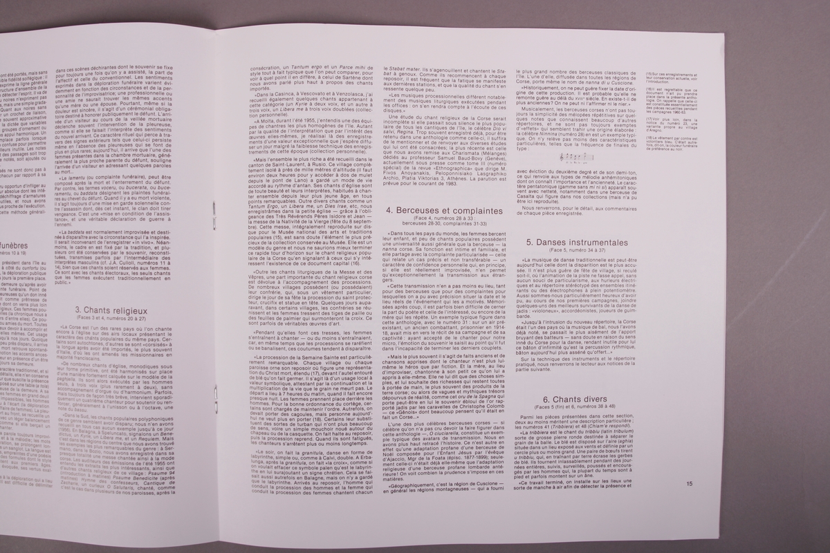 Plateomslag i form av en eske i oransje stoff, tre grammofonplater i svart vinyl som ligger i papirlommer, samt et hefte. I tillegg et klistremerke inne i  esken.
