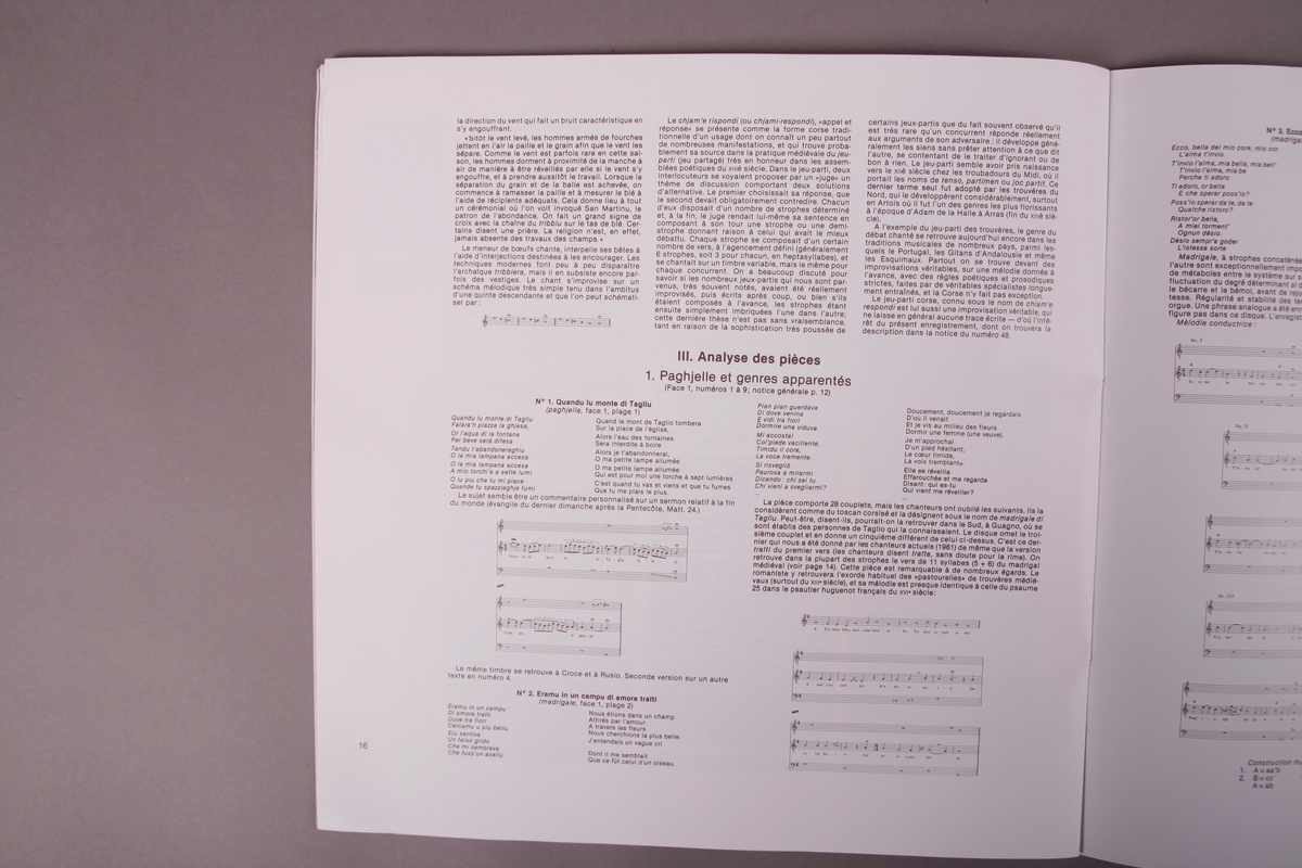 Plateomslag i form av en eske i oransje stoff, tre grammofonplater i svart vinyl som ligger i papirlommer, samt et hefte. I tillegg et klistremerke inne i  esken.