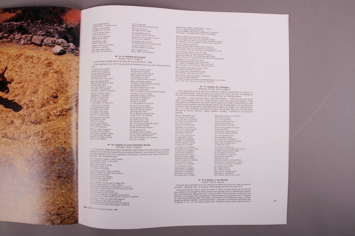 Plateomslag i form av en eske i oransje stoff, tre grammofonplater i svart vinyl som ligger i papirlommer, samt et hefte. I tillegg et klistremerke inne i  esken.