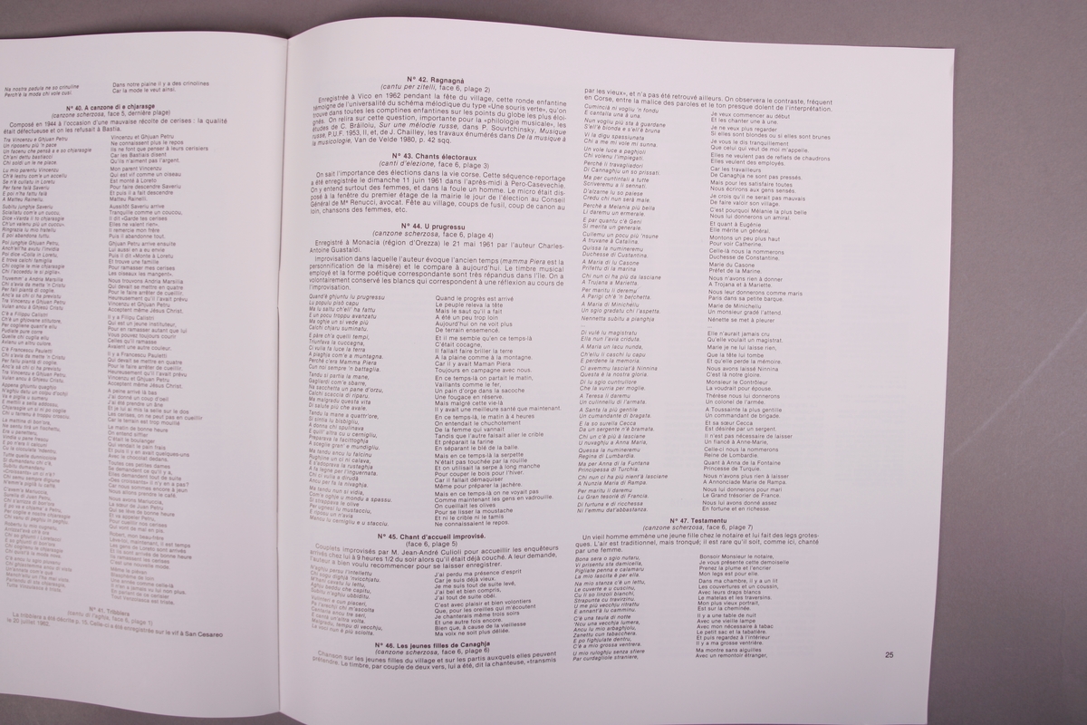 Plateomslag i form av en eske i oransje stoff, tre grammofonplater i svart vinyl som ligger i papirlommer, samt et hefte. I tillegg et klistremerke inne i  esken.