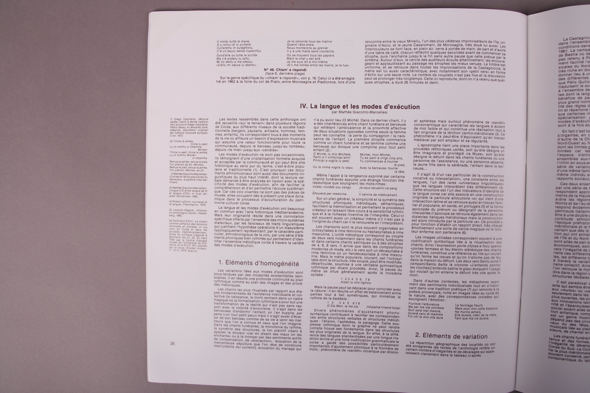 Plateomslag i form av en eske i oransje stoff, tre grammofonplater i svart vinyl som ligger i papirlommer, samt et hefte. I tillegg et klistremerke inne i  esken.
