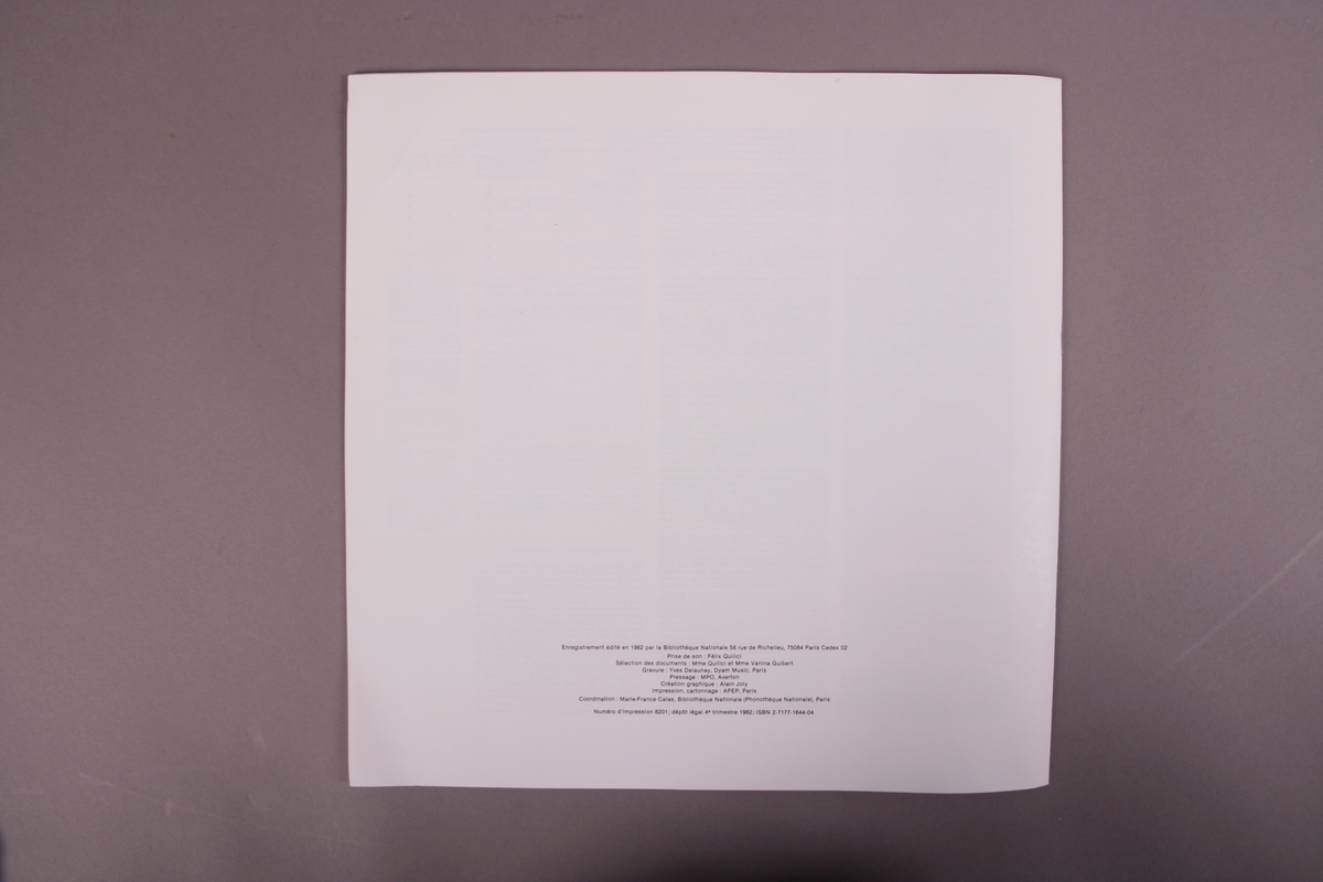 Plateomslag i form av en eske i oransje stoff, tre grammofonplater i svart vinyl som ligger i papirlommer, samt et hefte. I tillegg et klistremerke inne i  esken.