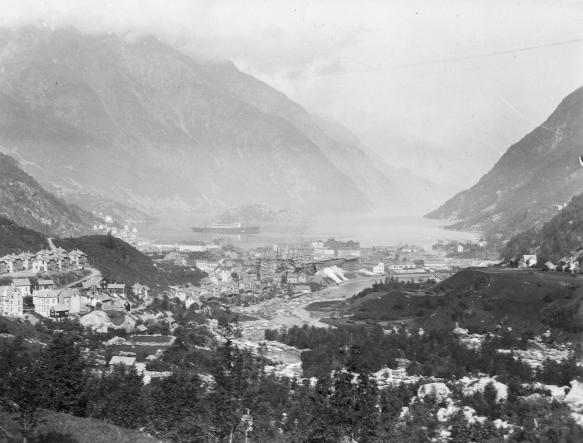Utsikt frå Eide over Odda sentrum i 1921