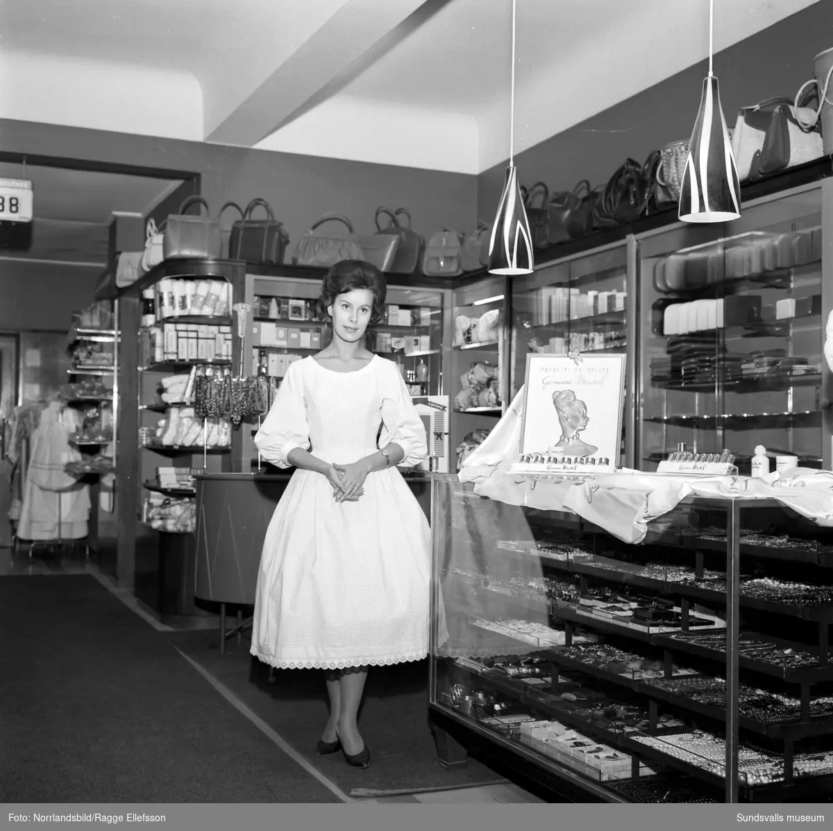 Strömbergs färghandel 100 år. Bilder inför jubileet, interiörer med personal och kunder samt exteriörbild.