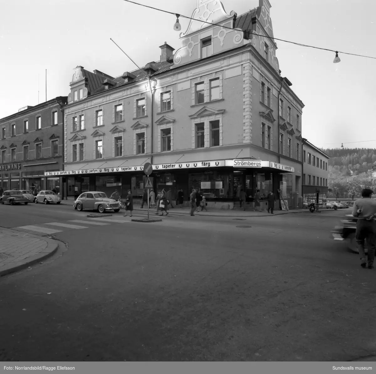 Strömbergs färghandel 100 år. Bilder inför jubileet, interiörer med personal och kunder samt exteriörbild.