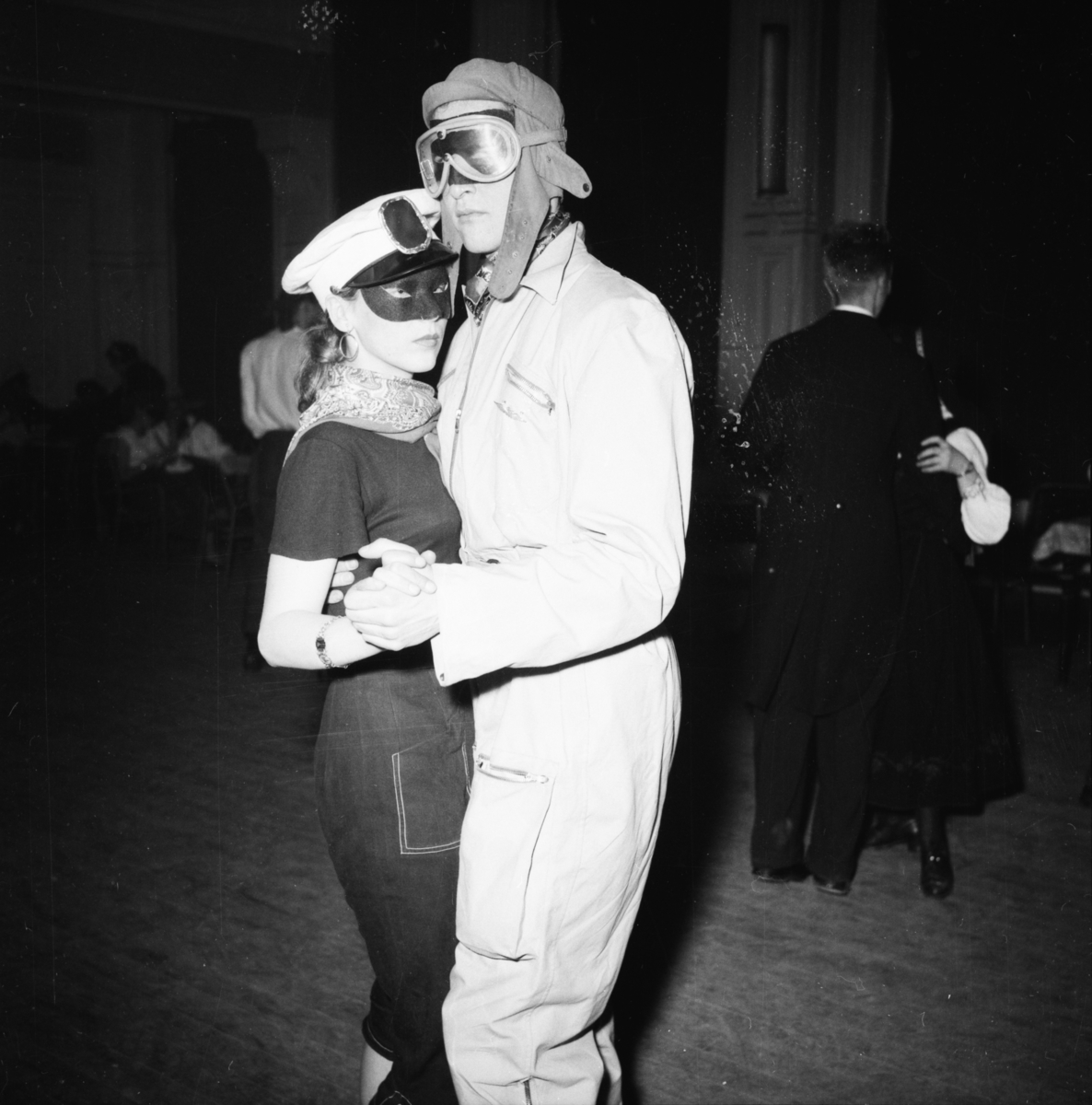 Vardens arkiv. "Byfor. arrangerer karneval i Festiviteten"  20.02.1954