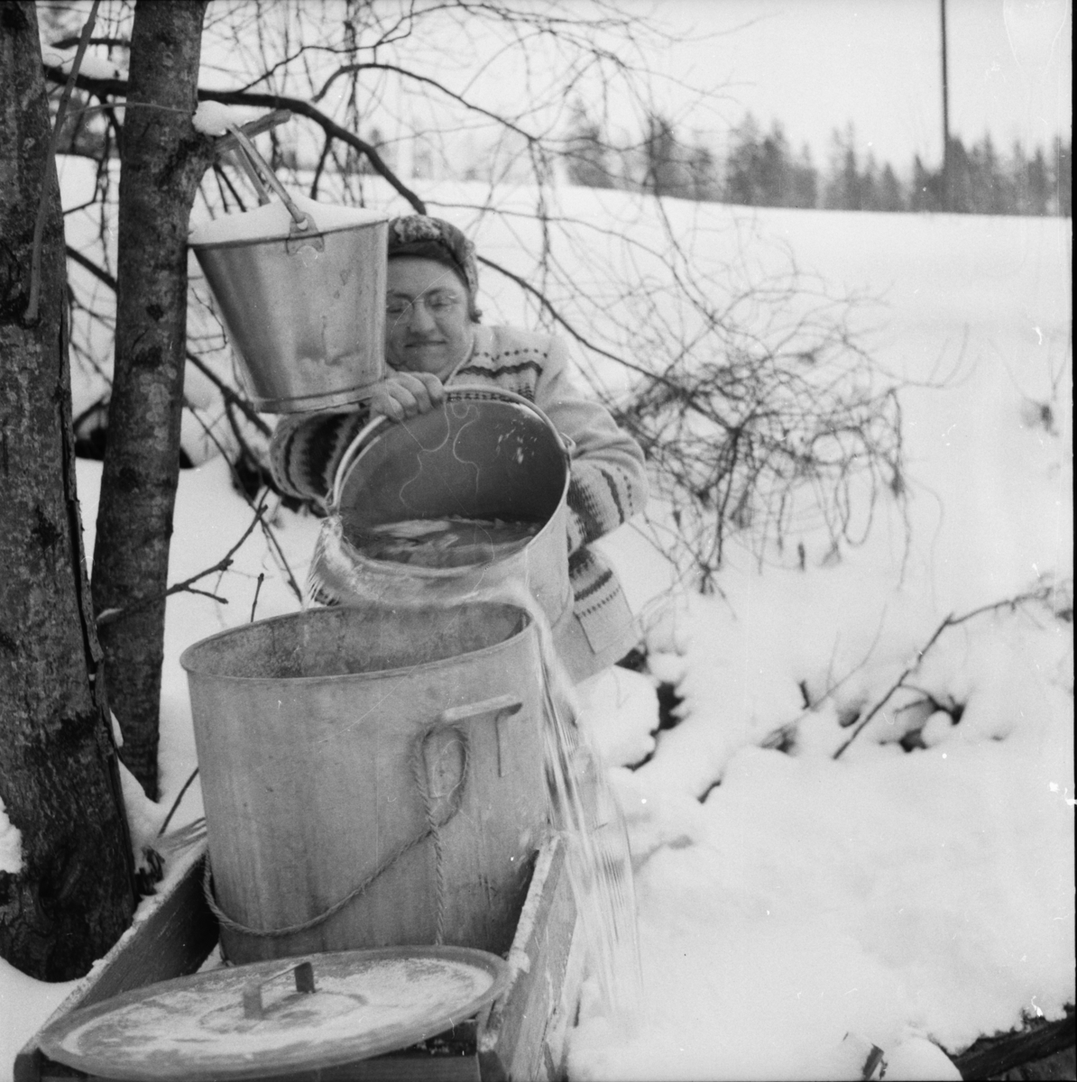 Vardens arkiv. "Håpløse vannforhold på Jøntvedt"  18.02.1954