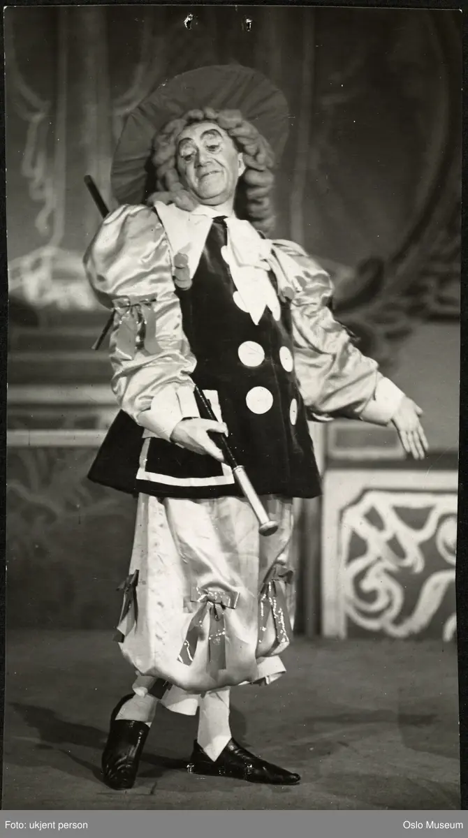 portrett, mann, skuespiller, rollebilde på Nationaltheatret, stående helfigur, kostyme