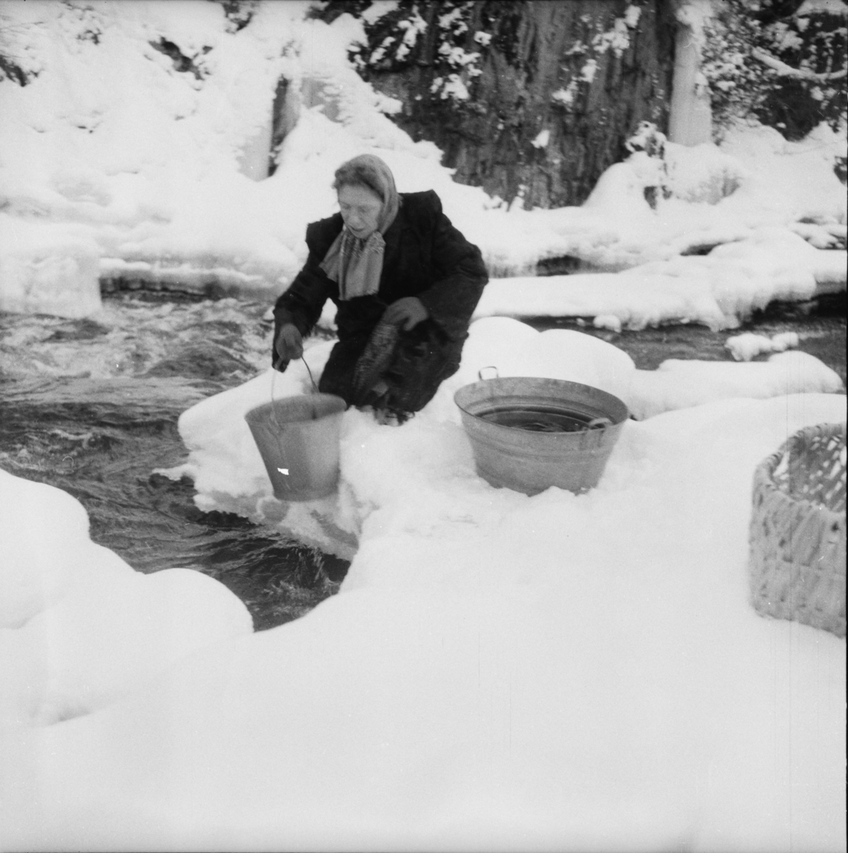 Vardens arkiv. "Håpløse vannforhold på Jøntvedt"  18.02.1954