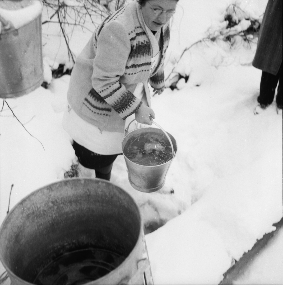 Vardens arkiv. "Håpløse vannforhold på Jøntvedt"  18.02.1954