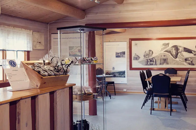 Inne i resepsjonen ved Gammelgruva