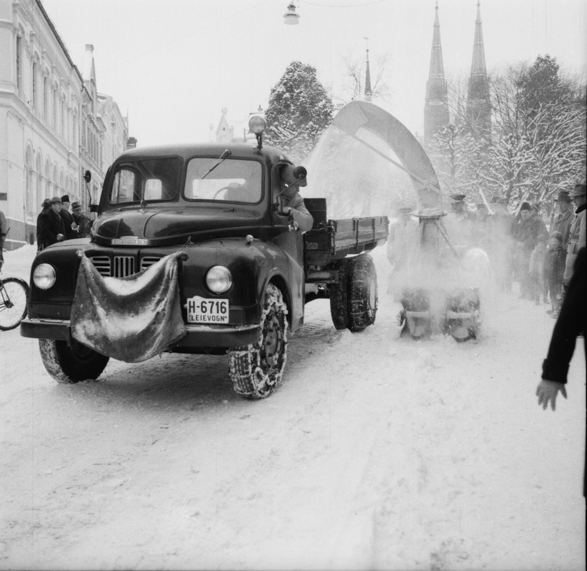 Vardens arkiv. "Snøfreser i aksjon i Skiens gater"  18.02.1954