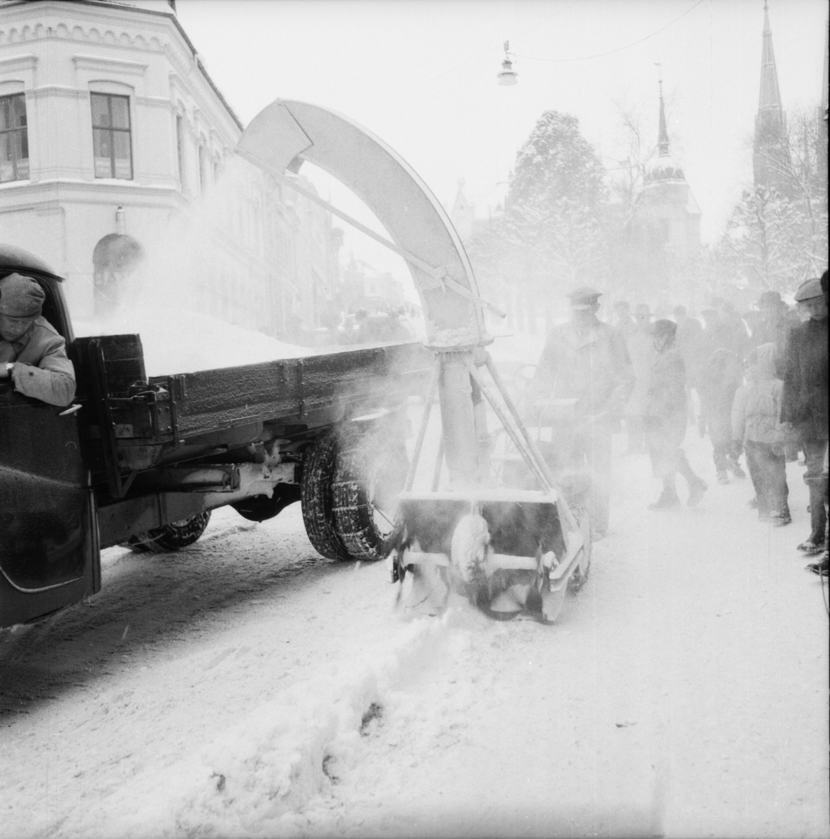 Vardens arkiv. "Snøfreser i aksjon i Skiens gater"  18.02.1954
