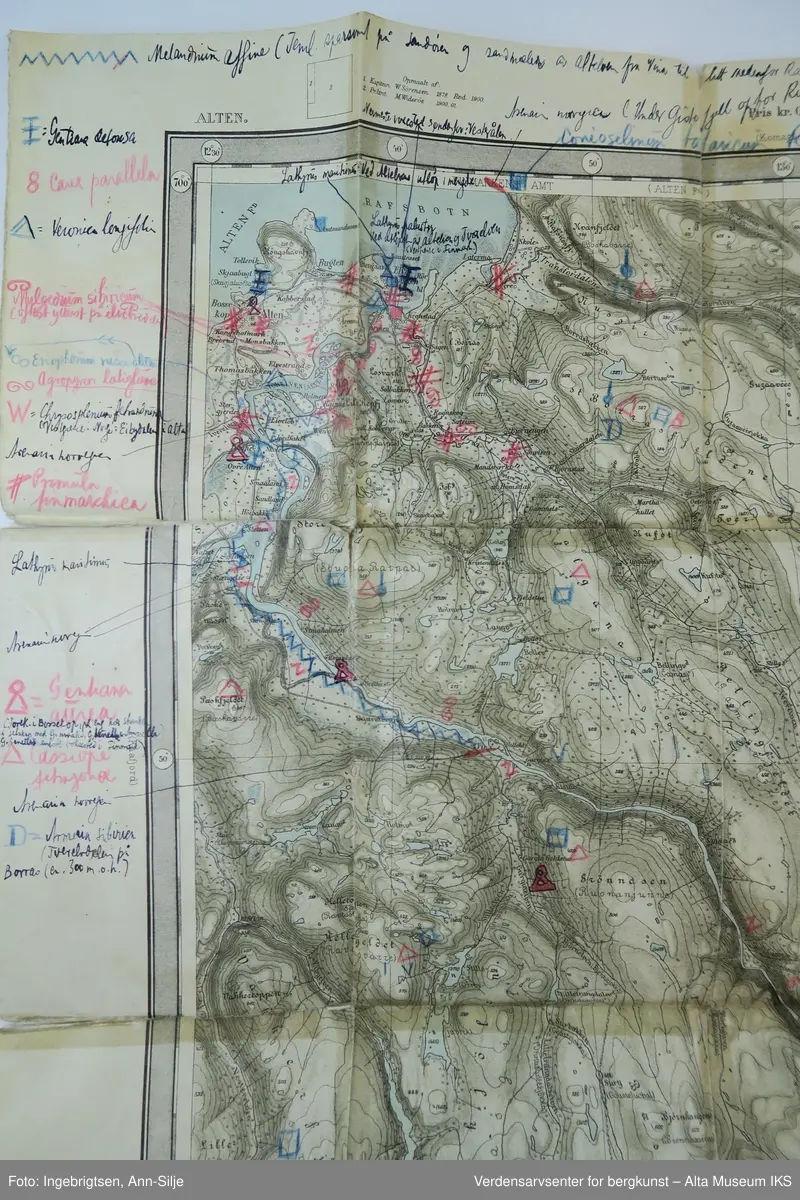 Gjenstand A: Sammenbrettet er det for- og bakside med informasjon. Utbrettet er det et kart over østre delen av Alta kommune og litt av den vestre og søndre delen av Kvalsund kommune (dagens kommunegrenser).

Gjenstand B: Sammenbrettet er det for- og bakside med informasjon. Utbrettet er det kart som viser sentral-Alta og området sørover mot Kautokeino.