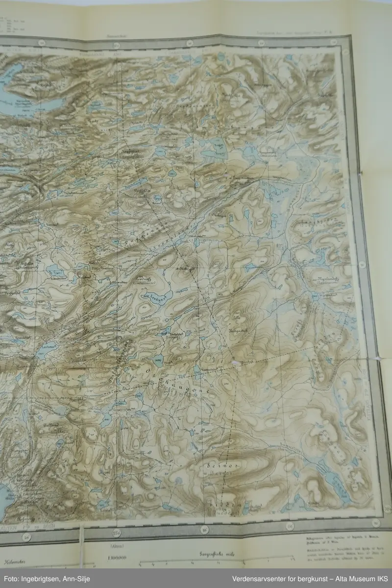 Gjenstand A: Sammenbrettet er det for- og bakside med informasjon. Utbrettet er det et kart over østre delen av Alta kommune og litt av den vestre og søndre delen av Kvalsund kommune (dagens kommunegrenser).

Gjenstand B: Sammenbrettet er det for- og bakside med informasjon. Utbrettet er det kart som viser sentral-Alta og området sørover mot Kautokeino.