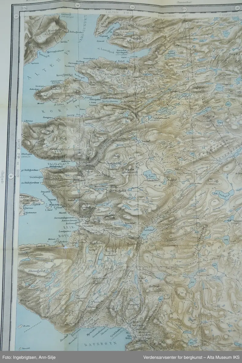 Gjenstand A: Sammenbrettet er det for- og bakside med informasjon. Utbrettet er det et kart over østre delen av Alta kommune og litt av den vestre og søndre delen av Kvalsund kommune (dagens kommunegrenser).

Gjenstand B: Sammenbrettet er det for- og bakside med informasjon. Utbrettet er det kart som viser sentral-Alta og området sørover mot Kautokeino.