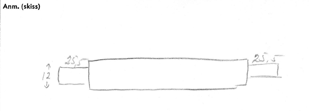 Lavettaxel, främre. Ett avlångt trästycke med kvadratiskt tvärsnitt mitt på samt cylinderformade ändar. Axeln var fastsatt i lavettbottnens undersida med två grova spikar och två järnband.

För mer information se Dokumentationsblankett under Referenser – Länkade filer.

Text in English: Axle (front) for gun carriage 10153, consisting of a square-section beam with round stub axles at the ends, originally fixed to a notch in the underside of the carriage bed by two nails and two iron straps.

For more information see the Documentation form under References – Linked files.