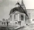 Ett reprofotografi av en teckning/akvarell föreställande kyrkan före ombyggnaden 1892. Konstnär: Hugo Hammarskjöld

Original ritning av Hugo Hammarskjöld.
Tillhör Tuna gård.