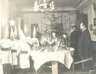 Julfirande hemma hos rektor Josef Lind med besök av stjärngossar (längst till höger Henning Kullzén).