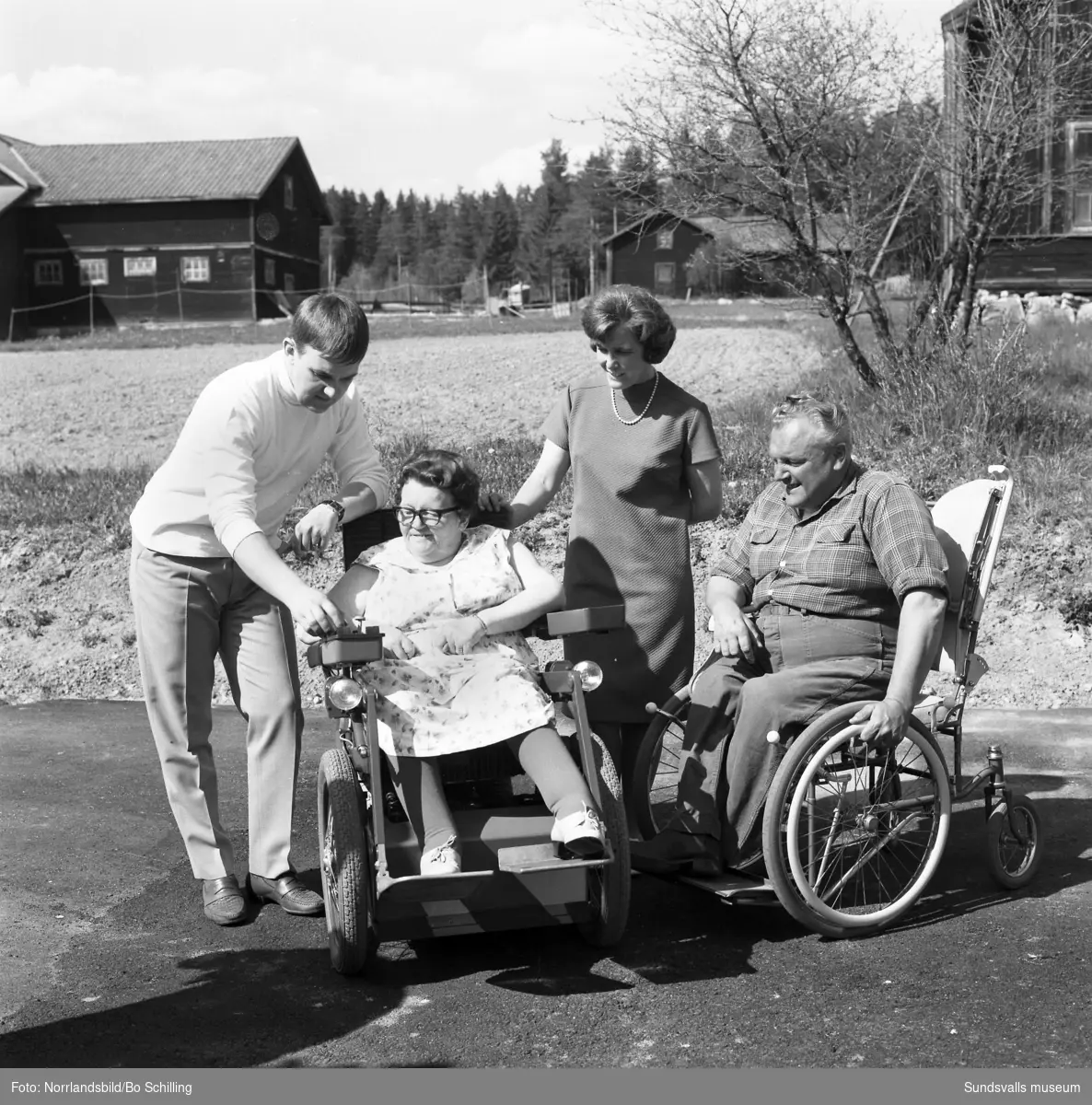 Fru Aina Lidin i Fränsta får en Permobil levererad.