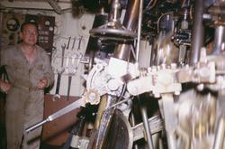 [text på ursprungliga diaramen:] "Bohuslän, maskinrum 28/6 -