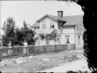 Bostadhus i korsningen Rådmansgatan - Högbergsgatan i Östhammar, Uppland 1909