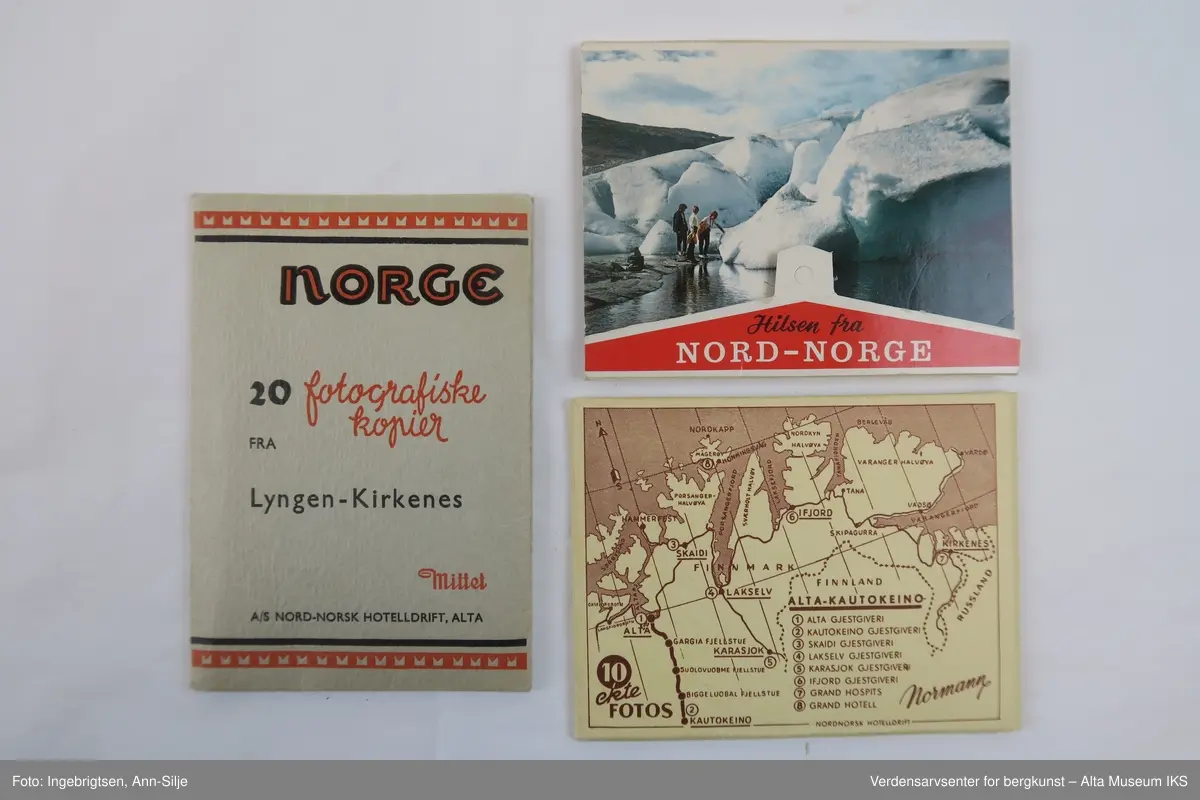 Tre ulike bildesamlinger fra Nord-Norge.
Gjenstand A: 20 fotografiske kopier i sort-hvitt fra strekningen Lyngen-Kirkenes. Det er bilder av både gjestgiveri(som var en del av A/S Nord-Norsk Hotelldrift) og landskap. 
Gjenstand B: 10 fotografiske kort i farger som henger sammen som en remse med perforering mellom hvert av kortene. Bildene viser utvalgte motiv fra hele Nord-Norge fra Svartisen i sør til Nordkapp.
Gjenstand C: En konvolutt med 10 fotokopier i sort-hvitt av motiver fra strekningen Alta-Kautokeino. Ni av motivene er tatt om vinteren og viser reindrift om vinteren i strålende sol.
