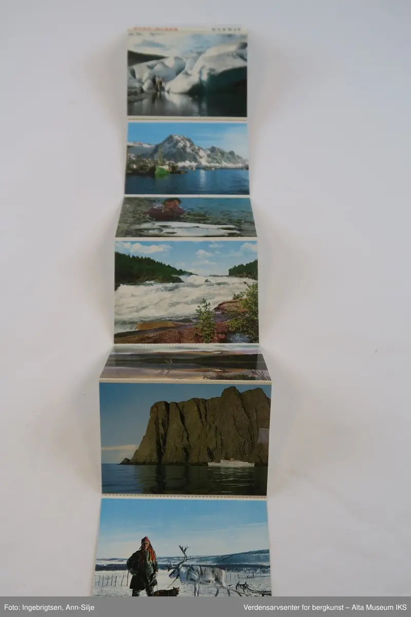 Tre ulike bildesamlinger fra Nord-Norge.
Gjenstand A: 20 fotografiske kopier i sort-hvitt fra strekningen Lyngen-Kirkenes. Det er bilder av både gjestgiveri(som var en del av A/S Nord-Norsk Hotelldrift) og landskap. 
Gjenstand B: 10 fotografiske kort i farger som henger sammen som en remse med perforering mellom hvert av kortene. Bildene viser utvalgte motiv fra hele Nord-Norge fra Svartisen i sør til Nordkapp.
Gjenstand C: En konvolutt med 10 fotokopier i sort-hvitt av motiver fra strekningen Alta-Kautokeino. Ni av motivene er tatt om vinteren og viser reindrift om vinteren i strålende sol.